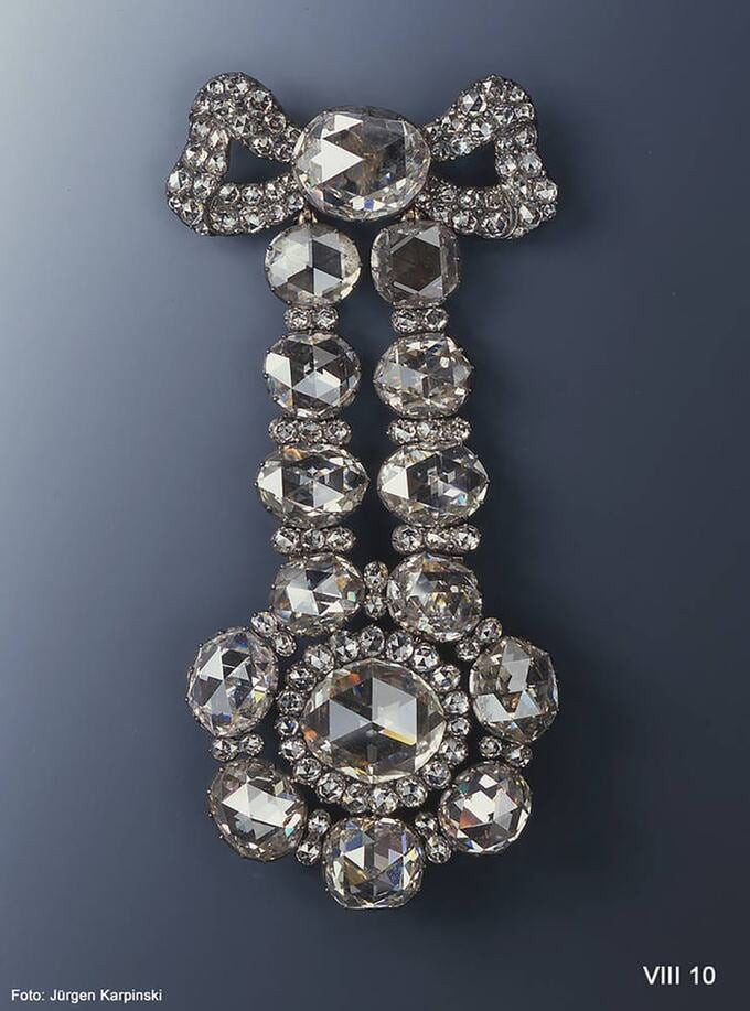 Móc mũ kim cương (sẽ được khâu vào vành mũ, được sản xuất vào những năm 1780): Bao gồm 15 viên kim cương lớn, hơn 100 viên nhỏ và một viên kim cương 16 carat nằm ở trung tâm