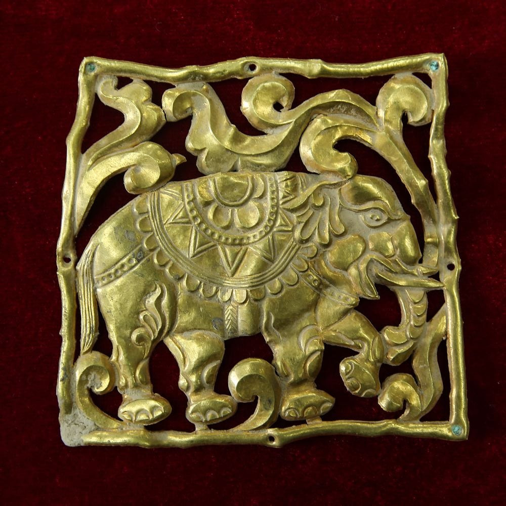 Một cổ vật bằng vàng nằm trong số gần 650 thứ bị đánh cắp ở các ngôi mộ tại Đô Lan, tỉnh Thanh Hải, Trung Quốc