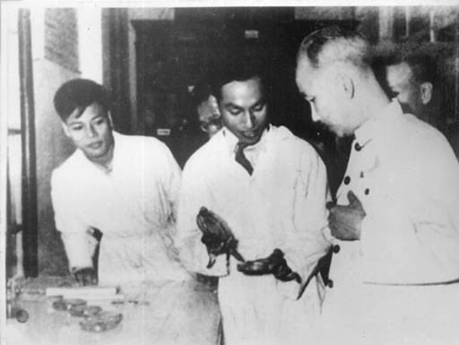 GS. Ngữ trình bày công trình chiết xuất Penicilline với Chủ tịch Hồ Chí Minh