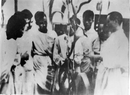 GS.BS Đặng Văn Ngữ giảng bài cho sinh viên trong phòng thí nghiệm ở Lang Quán (Tuyên Quang) trong kháng chiến chống Pháp
