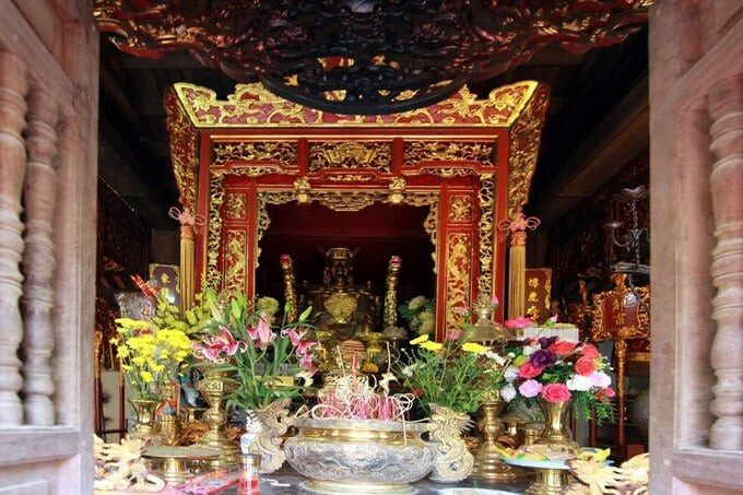 Tượng thờ Phùng Hưng tại đền thờ ở Đường Lâm. Ảnh: Báo Kinh tế và Đô thị