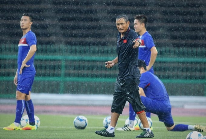 Huấn luyện viên Mai Đức Chung luôn sát cánh cùng những học trò của mình không quản nắng mưa