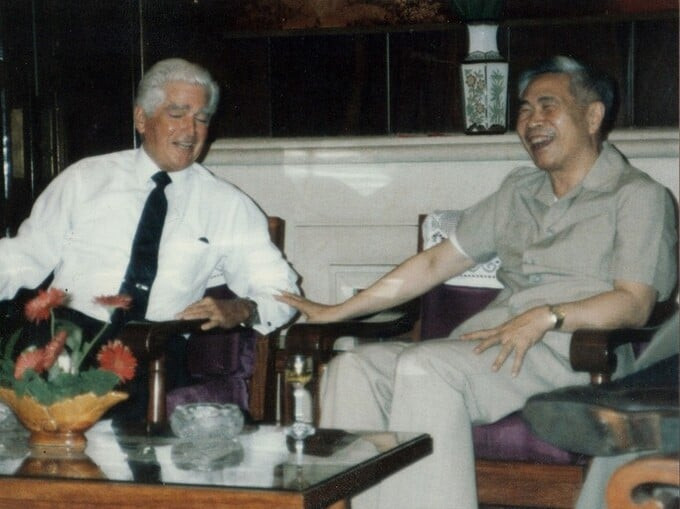 Bộ trưởng Ngoại giao Nguyễn Cơ Thạch và nguyên Đại sứ Mỹ tại Lào William Sullivan trong cuộc gặp tại Hà Nội năm 1989. Ảnh tư liệu/Báo Thế giới và Việt Nam
