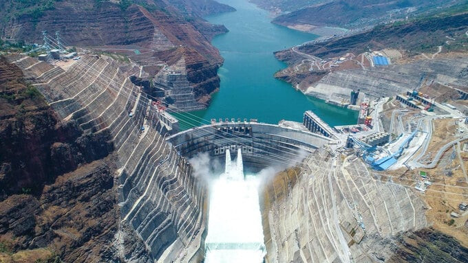 Đập Bạch Hạc Than được xây dựng trên sông Kim Sa, phần thượng lưu của sông Dương Tử, với hơn 8 triệu m3 bê tông, chiều cao gần 300m, chiều dài vòng cung đỉnh đập 709m và có 6 cửa xả lũ