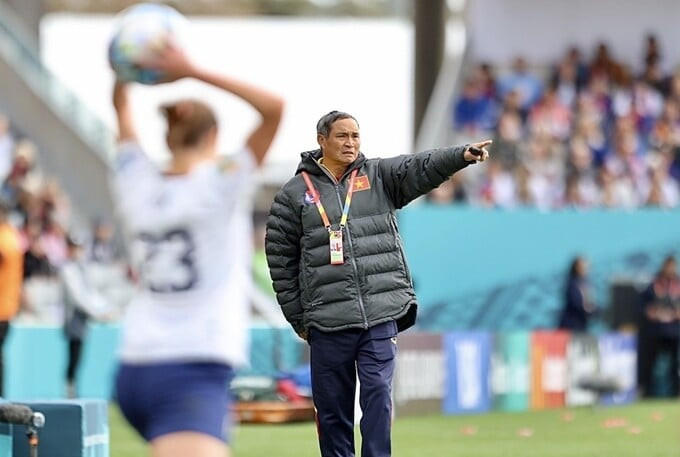 Huấn luyện viên Mai Đức Chung luôn tận tụy với bóng đá nữ nước nhà