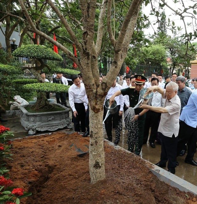 Tổng Bí thư Nguyễn Phú Trọng trồng cây lưu niệm tại Lạng Sơn