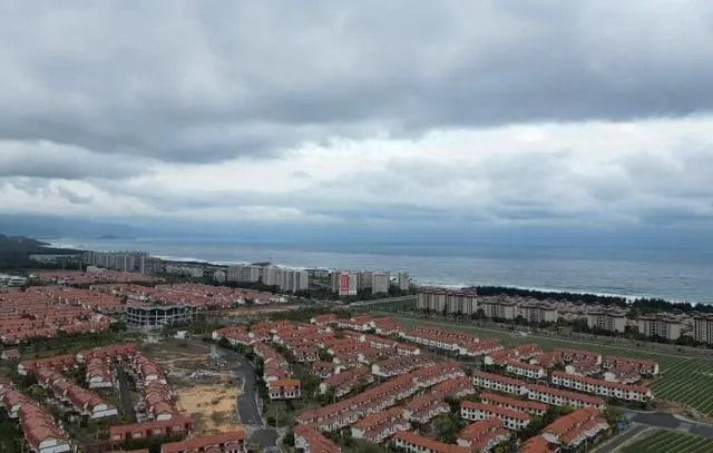 Hàng nghìn căn biệt thự ven biển đẹp như tranh vẽ thành đống hoang tàn. Ảnh: Baidu.