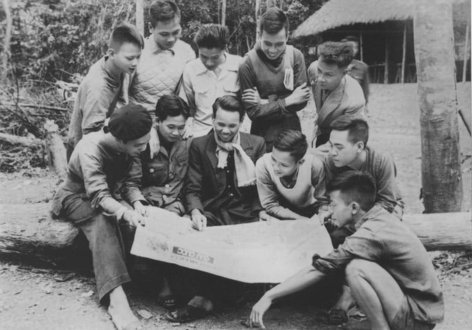 Chủ nhiệm Xuân Thủy (quàng khăn) cùng các đồng nghiệp Báo Cứu Quốc tại đèo Bụt, Bắc Giang, năm 1948. Ảnh: Bảo tàng Báo chí Việt Nam
