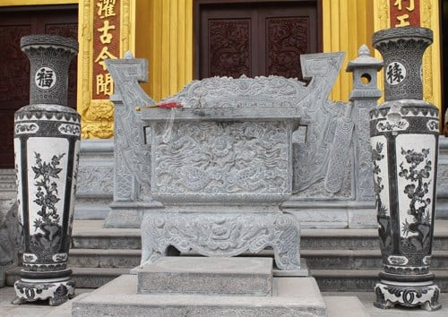Các chi tiết kiến trúc của lăng mộ đều có sự tư vấn của những chuyên gia văn hóa, sử học để đúng với kiến trúc đời Lý và đời Trần