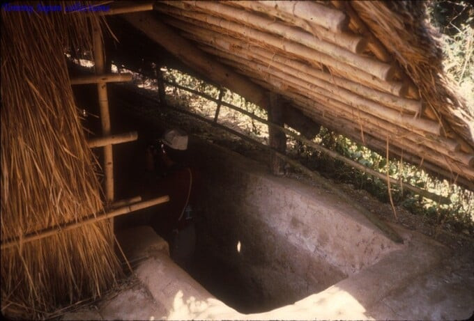 Căn hầm nằm dưới một ngôi nhà lá