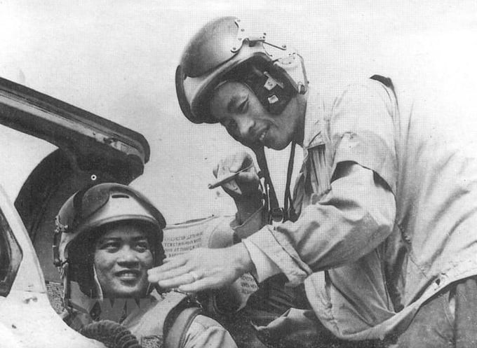Hai phi công Phạm Thanh Ngân (phải) và Nguyễn Văn Cốc (trái) trao đổi với nhau sau khi bắn rơi máy bay Mỹ F-105D, ngày 18/11/1967. Ảnh: Tư liệu/TTXVN