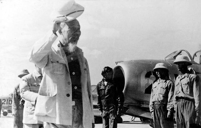 Chủ tịch Hồ Chí Minh đến thăm Trung đoàn 921-Đoàn không quân Sao Đỏ (9/11/1964)