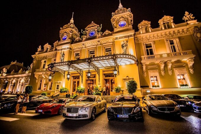 Monaco nổi tiếng với những tòa nhà cao chọc trời, các khu vui chơi giải trí sầm uất và những siêu xe đắt tiền trên đường phố