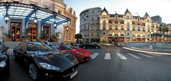 Cứ 10 người sống ở Monaco thì có đến 7 người là triệu phú