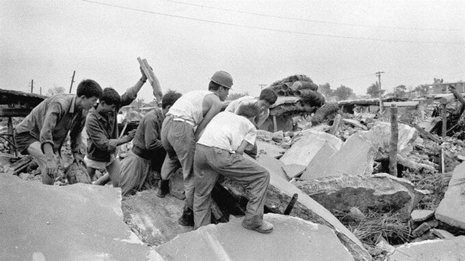 Cứu hộ nạn nhân bị vùi lấp trong trận động đất ở Đường Sơn. Ảnh: History.com