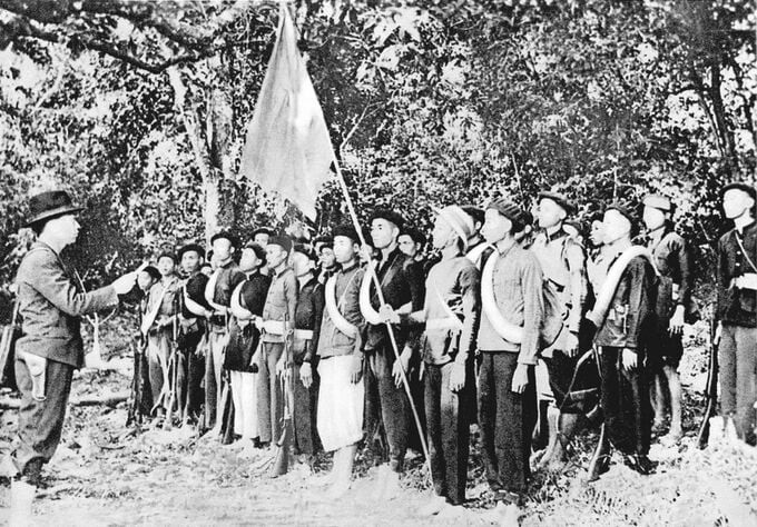 Buổi lễ thành lập Đội Việt Nam tuyên truyền giải phóng quân ngày 22/12/1944. Ảnh tư liệu