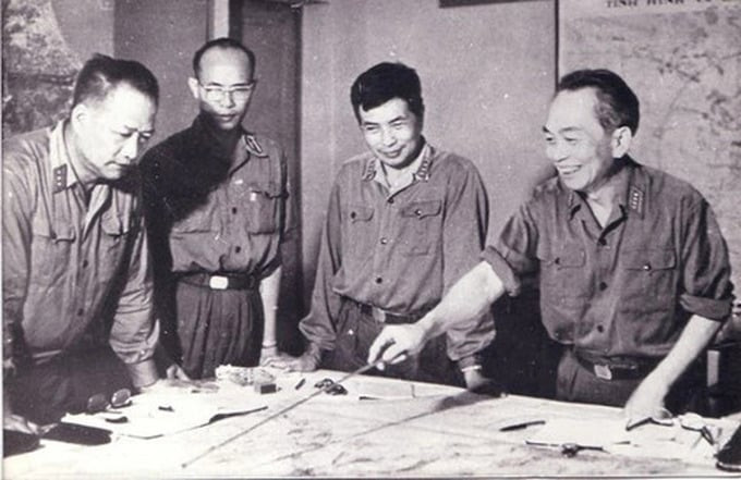 Tướng Hoàng Văn Thái (bên trái) họp với các lãnh đạo Trung ương Cục Miền Nam. Ảnh: Tư liệu/TTXVN phát