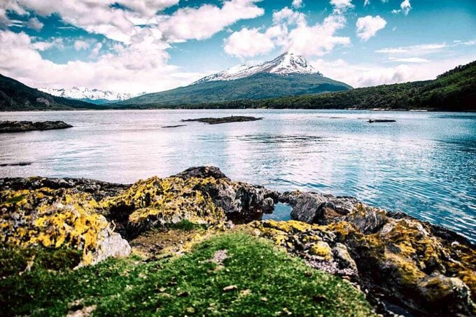 Công viên quốc gia Tierra del Fuego nằm ở phía Đông thành phố