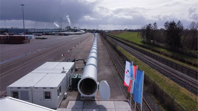 Đường hầm thử nghiệm tàu siêu tốc hyperloop dài nhất châu Âu đã được khánh thành hôm 28/3 tại một thị trấn nhỏ thuộc tỉnh Groningen, miền Bắc Hà Lan