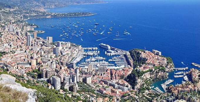 Dù không có sân bay quốc tế, Monaco vẫn có sân bay trực thăng nằm ở Fontvieille