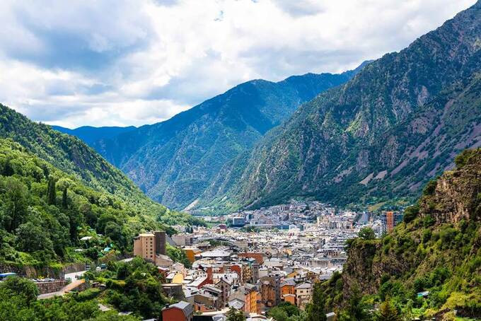 Nằm trên dãy núi biên giới giữa Pháp và Tây Ban Nha, Andorra nổi tiếng với phong cảnh hùng vĩ