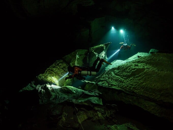 Hranice Abyss không chỉ đơn giản là một hố chứa đầy nước mà là một hệ thống đường hầm phức tạp giống như hang động kéo dài qua Trái đất