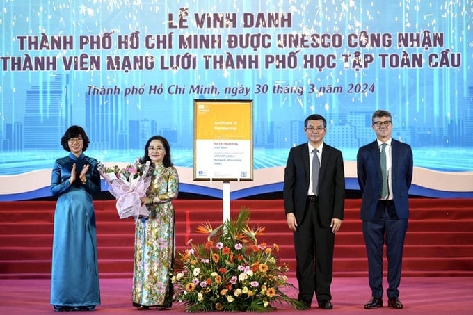Phó Bí thư Thành ủy, Chủ tịch HĐND TP. HCM Nguyễn Thị Lệ đón nhận bằng công nhận TP. HCM là thành viên Mạng lưới thành phố học tập toàn cầu của UNESCO