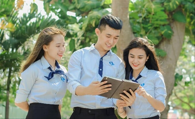 TP. HCM là trung tâm kinh tế văn hóa sôi động của cả nước và trong khu vực; có nhiều tiềm lực về ý tưởng và sức sáng tạo trên mọi mặt trận, cả trong giáo dục