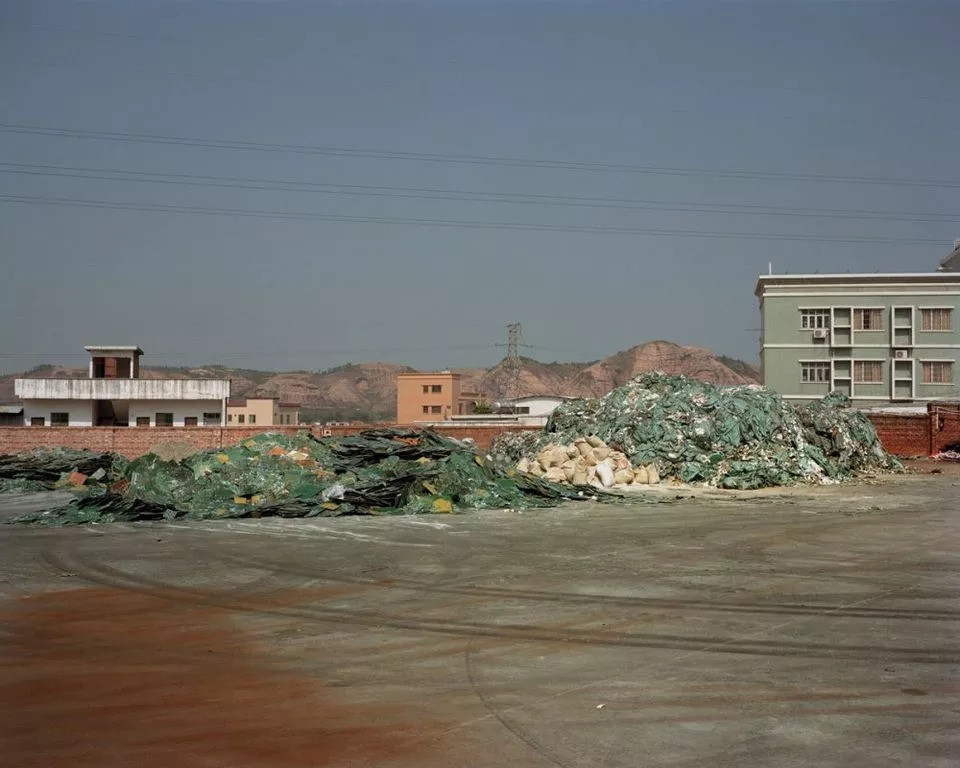 Mỗi năm phong tỏa bãi rác 700.000m2, khai thác 2.000 tấn vàng, trở thành ngành công nghiệp hút 200.000 lao động nhập cư