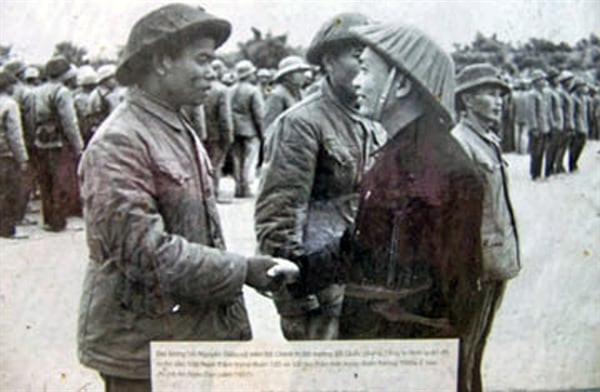 Ông Y Blốk Êban (bên trái) cùng Đại tướng Võ Nguyên Giáp tại Nghệ An, năm 1957