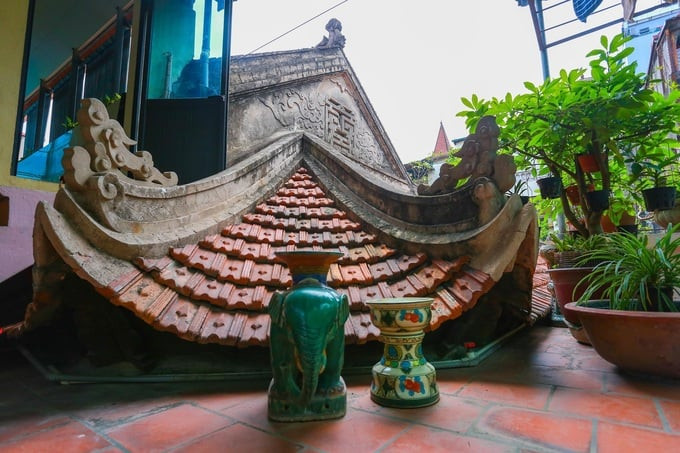 Nét đặc sắc nhất thể hiện phong cách Việt trong ngôi nhà là mái ngói uốn cong vút