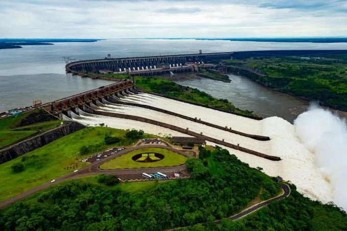 Ngày 5/11/1982, Itaipu - đập thủy điện lớn nhất thế giới lúc bấy giờ và là biểu tượng cho sự hợp tác của 2 nước láng giềng Brazil và Paraguay, được khánh thành