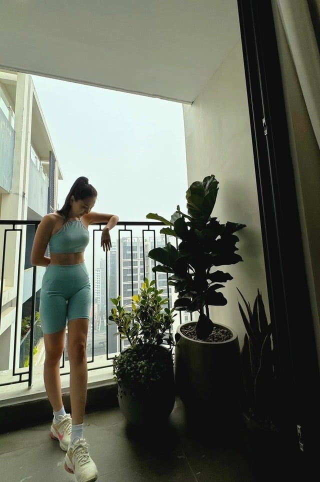 Ban công của căn hộ MC Mai Ngọc đang sống được cô bố trí thêm cây cảnh, tạo không gian xanh mát