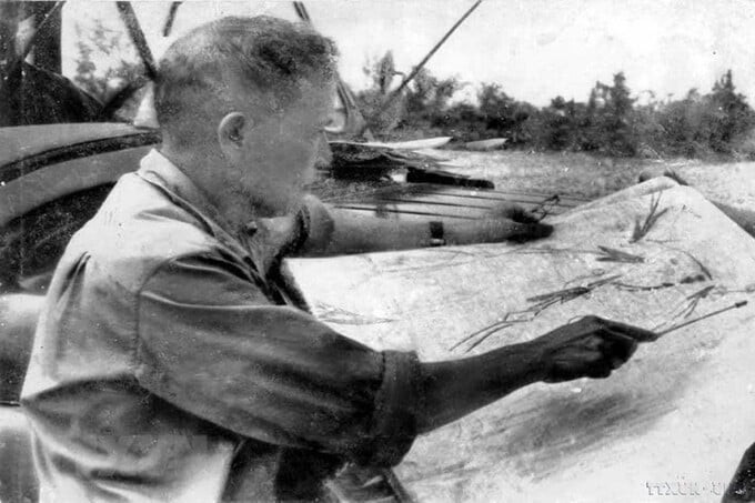 Thượng tướng Chu Huy Mân đang kiểm tra, theo dõi các mũi tiến công của quân giải phóng đánh vào thành phố Đà Nẵng (3/1975). Ảnh: Tư liệu/TTXVN