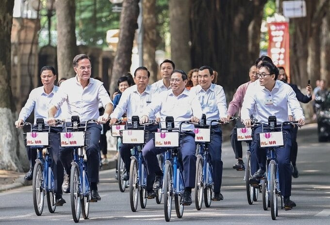 Hai vị Thủ tướng đạp xe trên đường Phan Đình Phùng. Ảnh Nhật Bắc: VGP.
