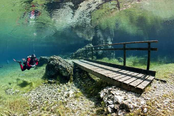 Từ năm 2016, Văn phòng Du lịch địa phương đã áp đặt lệnh cấm mọi hoạt động lặn và bơi thuyền tại Hồ Xanh