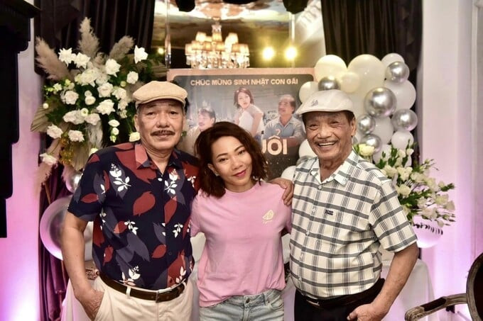 Nhạc sĩ Trần Tiến, Hà Trần và NSND Trần Hiếu trong tiệc mừng sinh nhật của cô