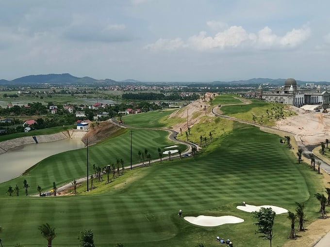 Sân golf Việt Yên có giao thông thuận tiện, gần các khu công nghiệp lớn của Bắc Ninh và Bắc Giang, cách trung tâm Hà Nội 40km.