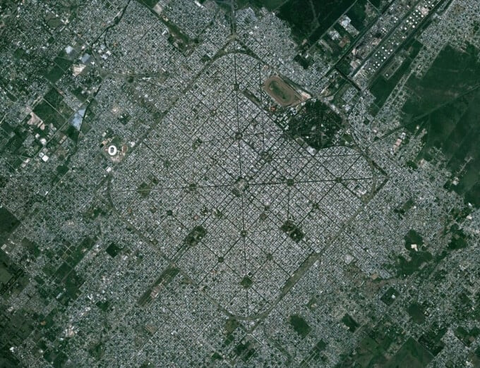 La Plata cũng có hai đường chéo chính hình thành từ các góc của khu đô thị và hội tụ tại trung tâm thành phố