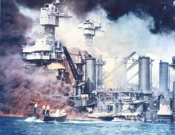 Thuyền nhỏ cứu một thủy thủ bơi ra từ tàu USS West Virginia đang cháy