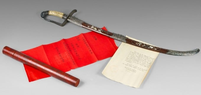 Thanh kiếm và bút tích vua Hàm Nghi tặng ông Brière de l'Isle. Ảnh: Drouot