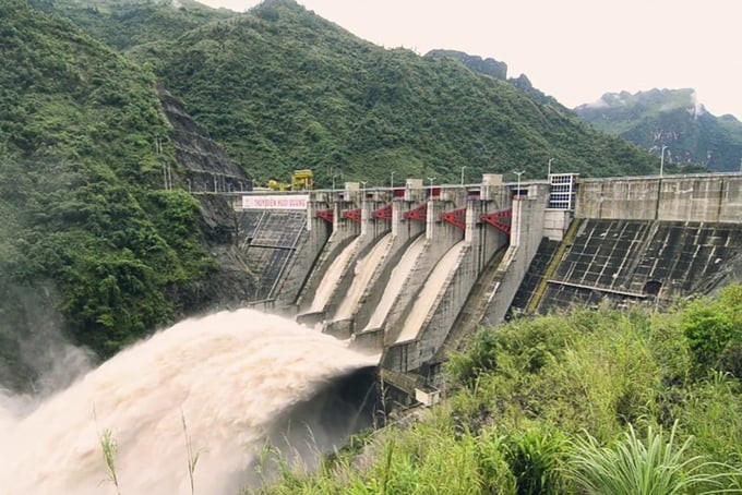Nhà máy thủy điện Huội Quảng là nhà máy thủy điện ngầm đầu tiên do Việt Nam thiết kế với 2 hầm dẫn nước được đặt ngầm trong lòng núi