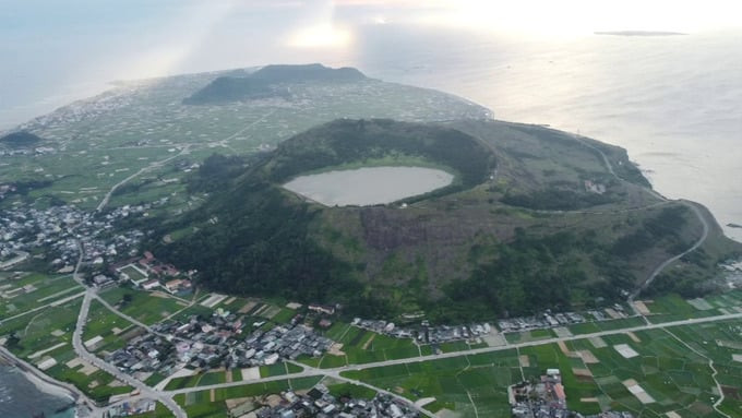 Miệng núi lửa niên đại hàng triệu năm trên đảo Lý Sơn. Ảnh: Quảng Nam TV