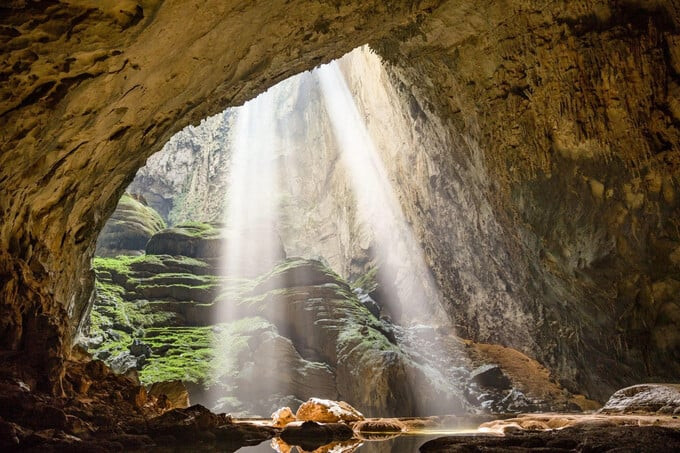 Hang Sơn Đoòng, thuộc Vườn Quốc gia Phong Nha - Kẻ Bàng, được biết đến là hang động tự nhiên lớn nhất trên thế giới