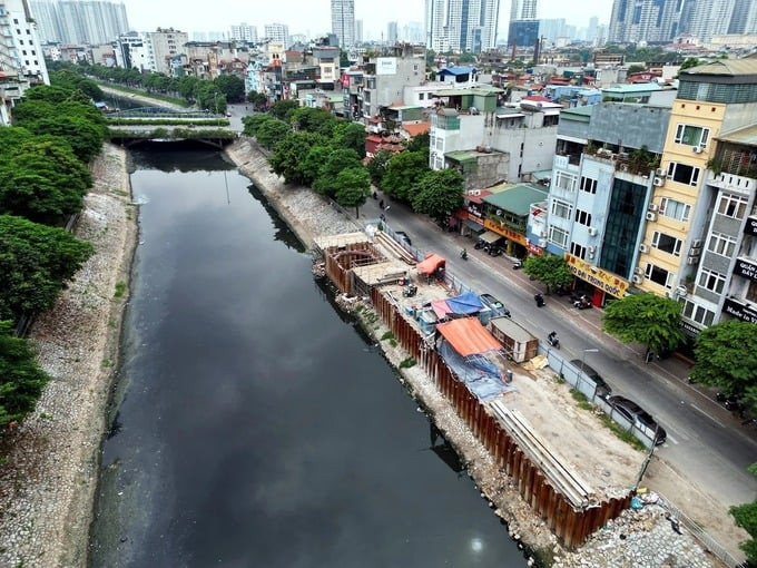 Sông Tô Lịch hiện là con sông ô nhiễm giữa lòng Hà Nội