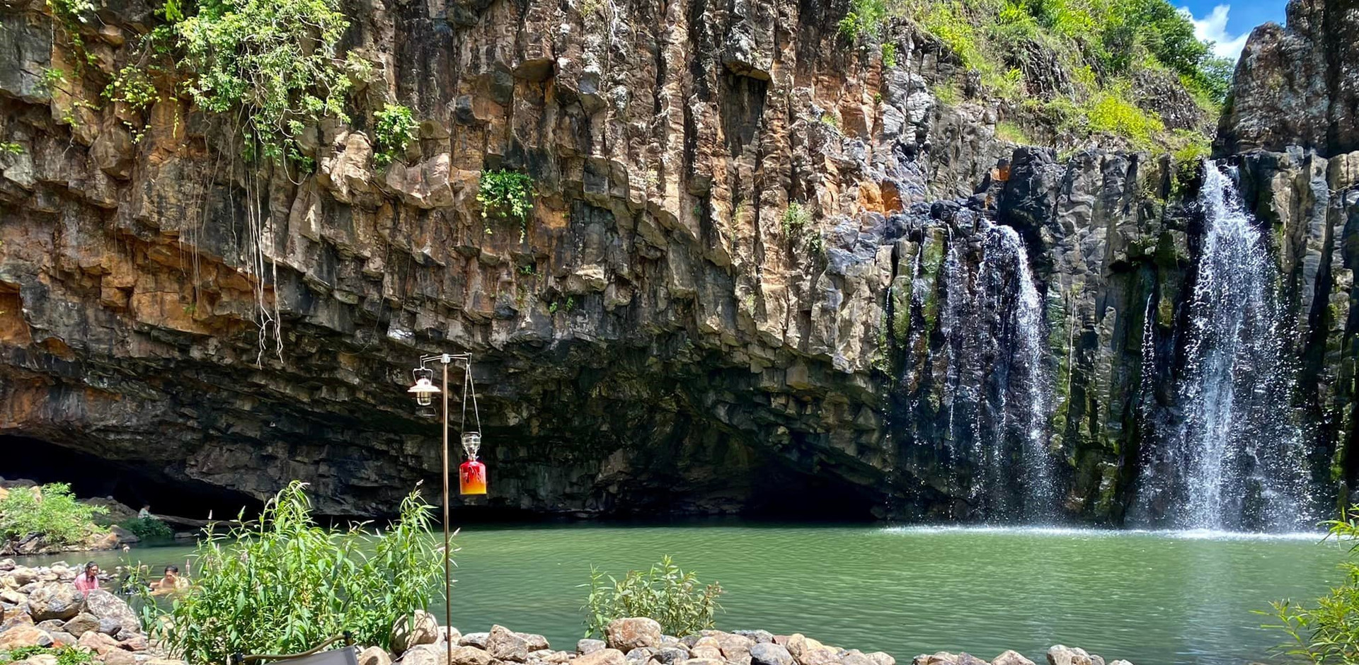 Du khách cực kỳ ấn tượng với khung cảnh thác Vực Hòm tung bọt nước trắng xóa xung quanh những cột đá sừng sững, uy nghi
