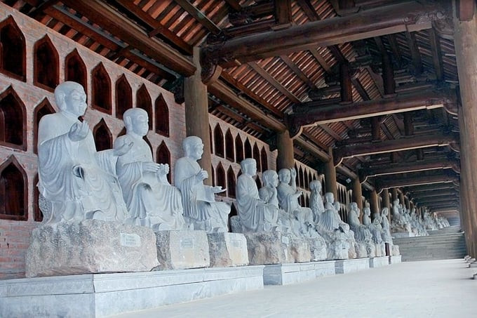 Mỗi dãy hành lang đặt 250 pho tượng La Hán tạc bằng đá nguyên khối, mỗi tượng cao từ 2 đến 2,5m.