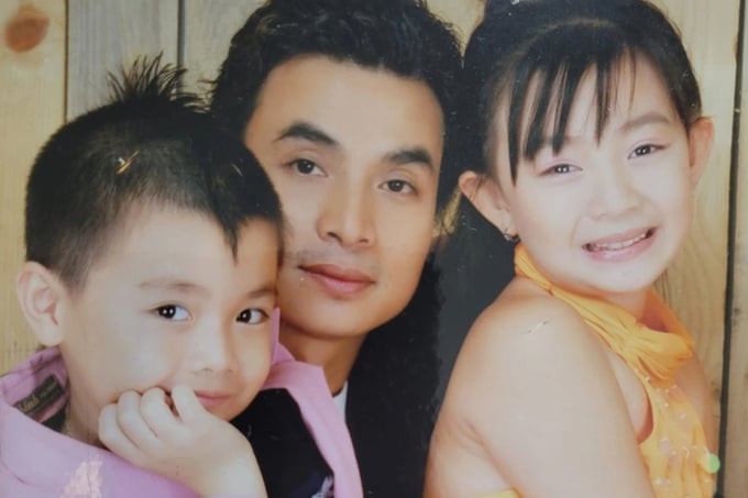 Ca sĩ Tuấn Cảnh bên con gái Xuân Mai lúc nhỏ và con trai