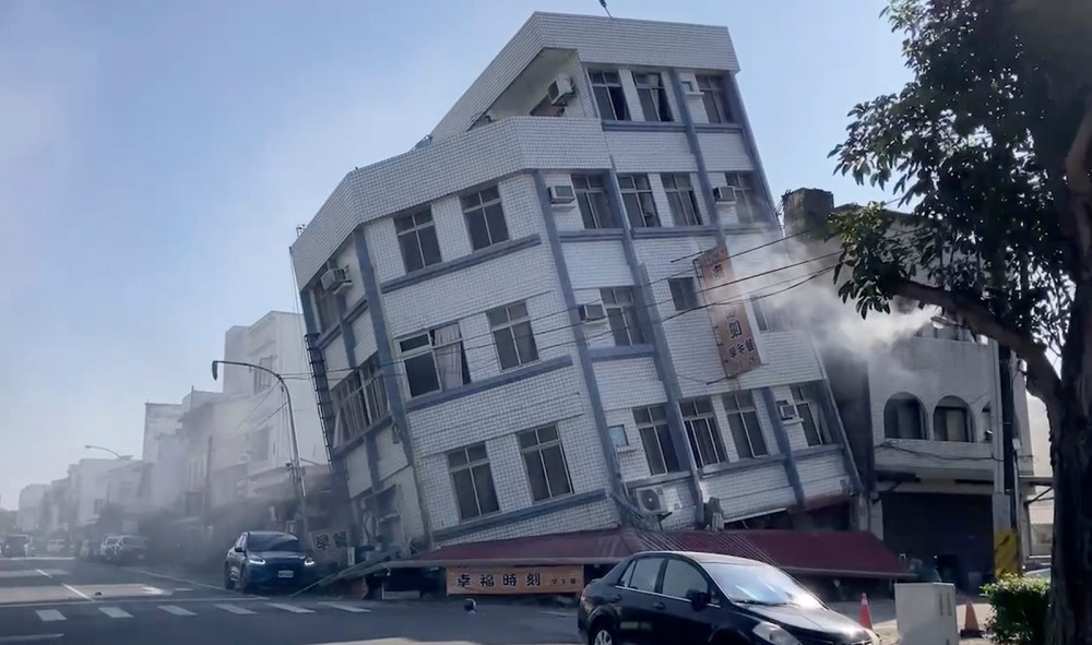 Loạt ảnh các tòa nhà rung lắc, đổ sập trong trận động đất lớn nhất 25 năm ở Đài Loan
