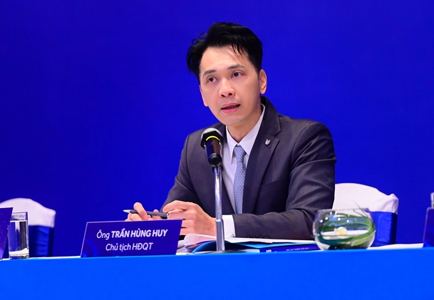 Cận cảnh vẻ đẹp 'vạn người mê' của Chủ tịch ACB Trần Hùng Huy tại ĐHĐCĐ